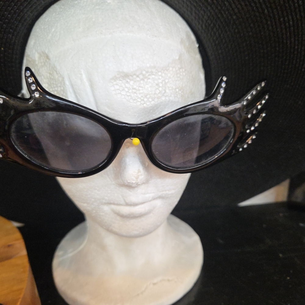 DYCE  Large Rhinestoned Cats Eye Sunglasses   Hand Polished DYVT